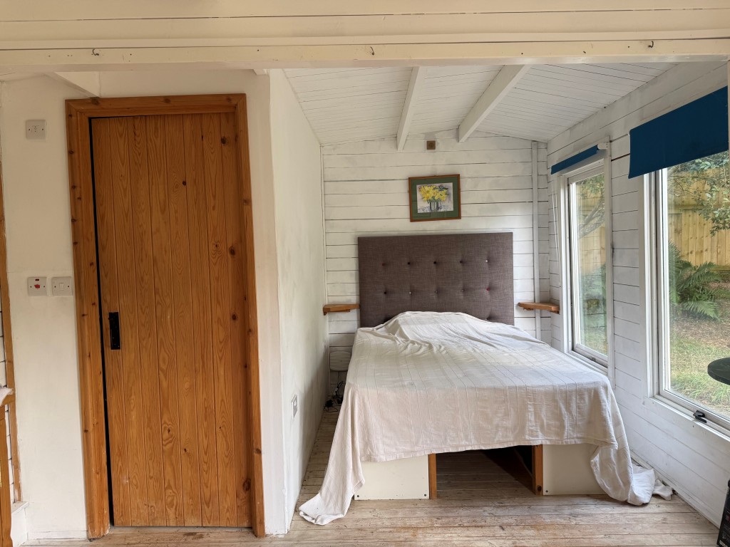 Lot: 138 - TIMBER CHALET WITH RESIDENTIAL USE, GRANITE CARTHOUSE WITH PLANNING IN PRINCIPLE, PLUS GARDENS AND PARKING - Chalet bedroom area